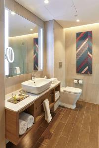 珀斯Doubletree By Hilton Perth Northbridge的一间带水槽、卫生间和镜子的浴室