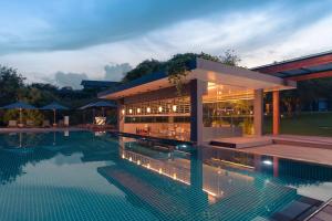 WeerawilaDoubletree By Hilton Weerawila Rajawarna Resort的一座建筑前面设有游泳池