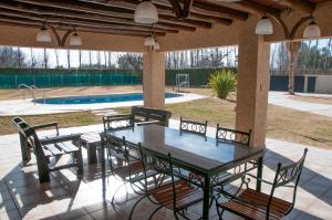 Las CompuertasLa Moni的一个带桌椅的庭院和一个游泳池