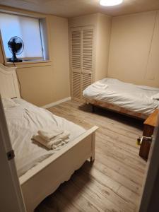 伯纳比Economical Homestay的一间卧室设有两张床、一个窗口和一个窗口。
