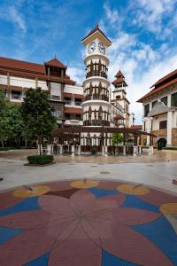 普特拉贾亚DoubleTree by Hilton Putrajaya Lakeside的花壁画建筑前的钟楼
