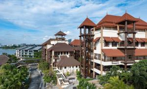 普特拉贾亚DoubleTree by Hilton Putrajaya Lakeside的塔楼建筑的空中景观