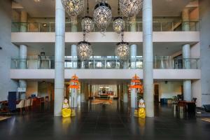 库塔巴厘岛机场希尔顿花园酒店的大楼内带吊灯和灯的大型大堂