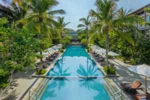 库塔巴厘岛机场希尔顿花园酒店的享有度假村游泳池的顶部景致