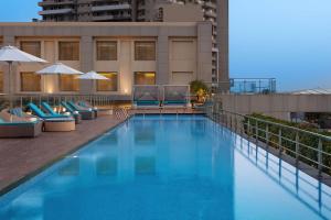 阿格拉阿格拉希尔顿逸林酒店的一座大楼顶部的游泳池