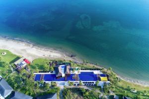 丹娜努斐济海滩希尔顿度假酒店的享有海滩和海洋的空中景致