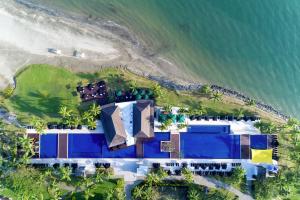 丹娜努斐济海滩希尔顿度假酒店的近海度假胜地的空中景致