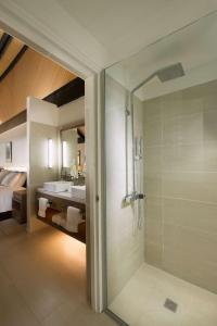 南迪希尔顿斐济酒店 - 索奈萨利岛的带淋浴和盥洗盆的浴室