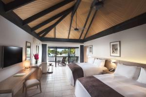 南迪希尔顿斐济酒店 - 索奈萨利岛的酒店客房设有两张床和电视。