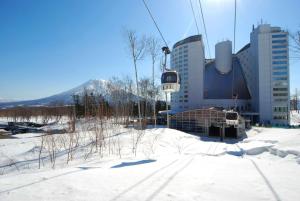 二世古北海道新雪谷希尔顿度假酒店的雪地滑雪缆车和大楼