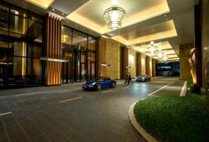 首尔首尔康拉德酒店的两辆汽车停在大楼的停车场