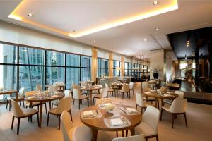 首尔首尔康拉德酒店的餐厅设有桌椅和窗户。
