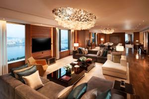 首尔首尔康拉德酒店的带沙发和电视的客厅