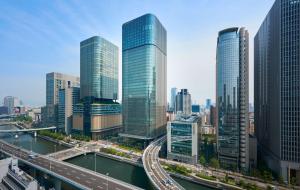 大阪大阪康莱德酒店的一座拥有许多高楼和高速公路的城市