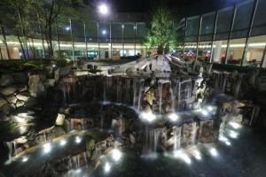 成田东京成田机场希尔顿酒店的夜晚在建筑物前的瀑布