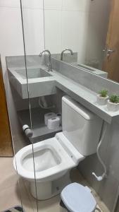 巴西利亚Linda casa em condomínio fechado的浴室配有白色卫生间和盥洗盆。