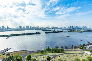 东京东京台场希尔顿酒店的一大片水体,城市背景