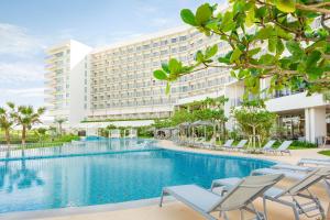本部Hilton Club The Beach Resort Sesoko的从游泳池可欣赏到酒店景色