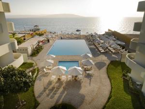 帕拉卡斯Casa Andina Select Paracas的享有带游泳池和遮阳伞的度假村的顶部景致