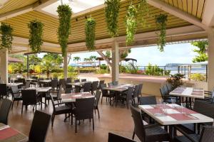 塔穆宁关岛希尔顿spa度假酒店的一间带桌椅的海景餐厅