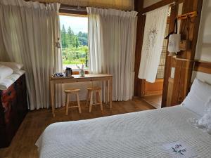 潭阳Damyang Flower & Hanok的一间卧室配有一张床、一张书桌和一个窗户。