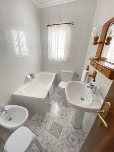 扎哈拉Casa “El Zumaque” en Zahara de la Sierra的浴室配有盥洗盆、卫生间和浴缸。