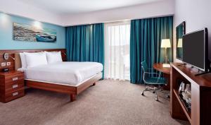 伯恩茅斯希尔顿汉普顿伯恩茅斯酒店的配有一张床和一台平面电视的酒店客房