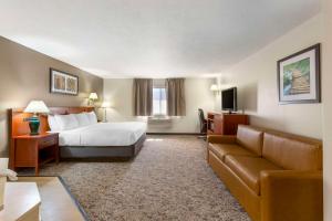 FillmoreQuality Inn & Suites Fillmore I-15的酒店客房,配有床和沙发