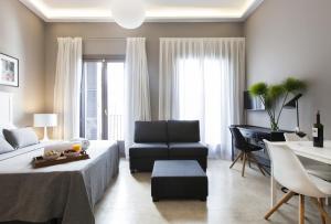 锡切斯Kare No Apartments by Sitges Group的客厅配有床、沙发和钢琴