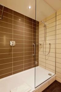 唐克斯特唐卡斯特赛马场希尔顿花园酒店的浴室内带玻璃淋浴间