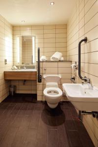 唐克斯特唐卡斯特赛马场希尔顿花园酒店的一间带卫生间、水槽和镜子的浴室