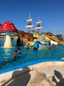萨伊迪耶Marina saidia luxury Duplex pool & garden view的一群儿童在水上公园玩耍