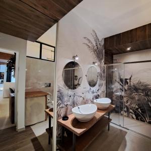 加埃塔CAIETA Housing的浴室设有两个水槽和墙上的镜子