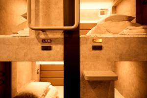 东京Book Tea Bed SHIBUYA的两张照片,一张房间,两张在火车上的床