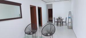 瓜拉丁加奴ADIMA Homestay的客厅配有两把椅子和一张桌子