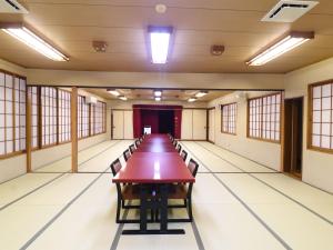 田原市Uzueso的长长的会议室,配有长桌子和椅子