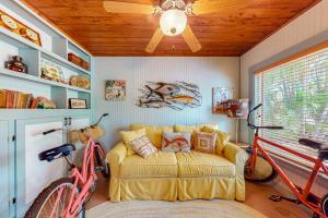 安娜玛丽亚The Wee Cottage的带沙发和2辆自行车的客厅