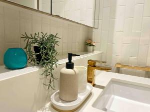 墨尔本So Unique! Collins Street Vibe 2B2B的浴室设有水槽上的卫生纸卷