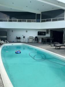 蒙特雷Residencia en Apodaca Nuevo León的大楼里的一个大型蓝色游泳池