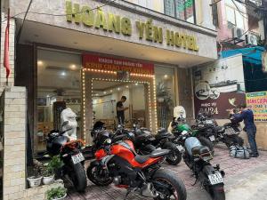 太原省Hoang Yen Hotel - Gần đại học Sư Phạm TN的停在商店前的一组摩托车