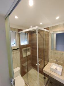 鲍巴鲍巴海滩酒店的带淋浴、卫生间和盥洗盆的浴室