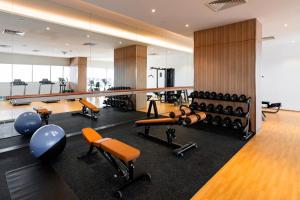 雪邦Holiday Inn Sepang - Airport的一个带哑铃和健身器材的健身房