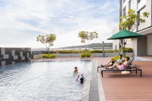 雪邦Holiday Inn Sepang - Airport的一群人在酒店的游泳池里