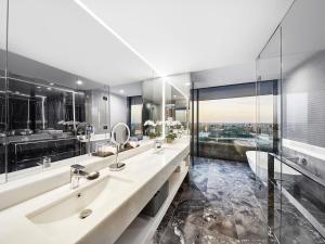 布里斯班南岸大商场购物中心酒店的一间带两个盥洗盆和大镜子的浴室