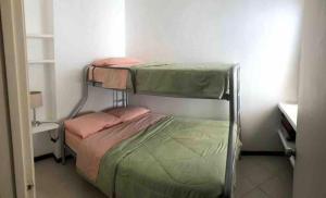 TucacasCasa frente a la playa con wifi的一间卧室配有两张双层床。