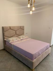 乌季达EVO résidence的卧室内的一张床铺,配有大床垫