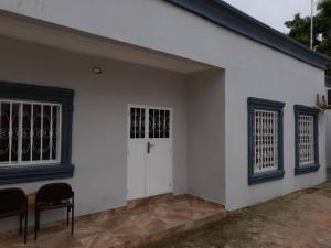 BijiloBijilo Villa的白色的房子,配有两把椅子和一扇门
