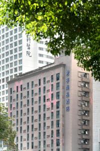 深圳深圳罗湖东门君亭尚品酒店的建筑前的建筑,上面写着