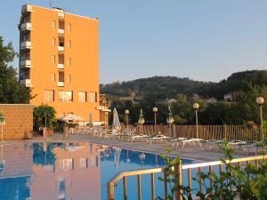 塔皮安诺都卡蕾酒店的大楼前设有游泳池的酒店