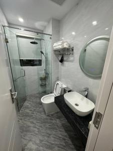 广宁Lavender Sonasea Vân Đồn, Quảng Ninh的一间带水槽、卫生间和镜子的浴室